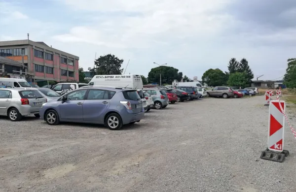 Na vprašanje, ali bo občina obnovila cesto  (na spodnji fotografiji), 
ki vodi do tega parkirišča in z njega,   odgovarjajo, da morajo 
najprej  naročiti projektno dokumentacijo za ureditev celotnega 
odseka ceste.