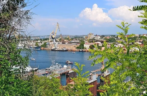 Sankcije veljajo za državljane držav EU in podjetja s sedežem v 
uniji ter so omejene na Krim in mesto Sevastopol (na fotografiji).