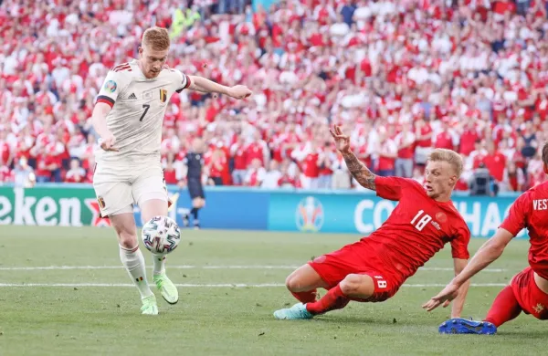 Kevin de Bruyne (v belem dresu) je imel največ zaslug za zmago  
belgijske reprezentance nad Danci, ki še upajo na napredovanje.