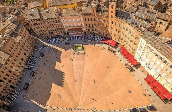 Z belo barvo, ki pomeni najmilejše ukrepe za zajezitev virusa, je  od 
danes označena tudi Toskana. Na fotografiji: Siena. 