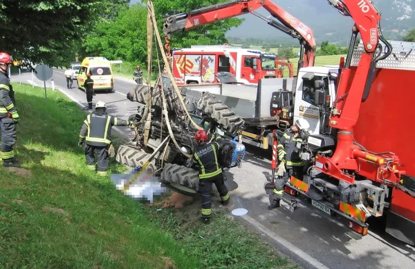 Na regionalni cesti Postojna-Razdrto pri Hruševju se je danes 
nekaj pred 10. uro zgodila prometna nesreča, v kateri sta bila 
udeležena voznik osebnega avtomobila in voznik traktorja, ki je na 
kraju nesreče umrl. 