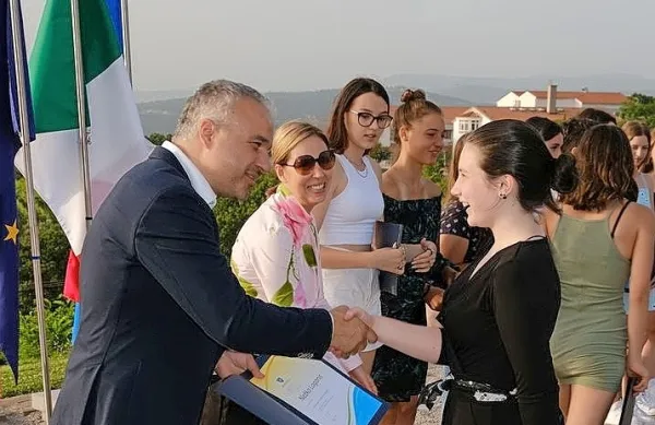 Letošnje najuspešnejše devetošolke in devetošolce je na razgledni 
ploščadi v Marezigah v imenu koprske občine včeraj sprejel 
podžupan Janez Starman in jim za odličen uspeh v vseh letih 
osnovne šole izročil posebno priznanje. Foto: arhiv MOK