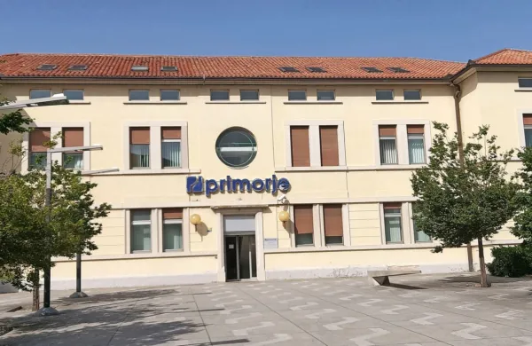 Incom  je zdaj novi lastnik stare upravne stavbe propadlega 
Primorja, pred dvema letoma pa je od stečajnega upravitelja že 
kupil tudi bližnjo stavbo.