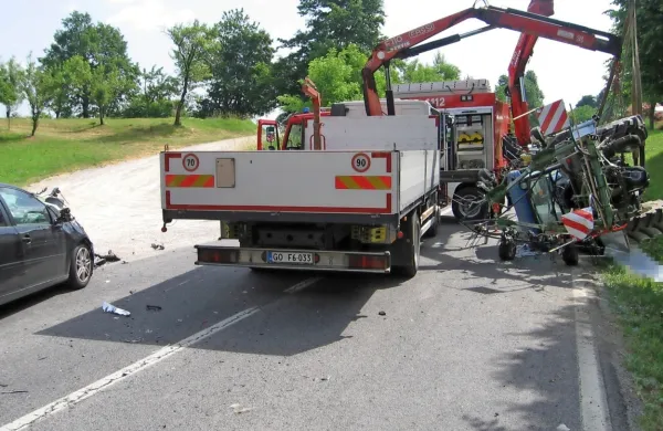 Cesta je bila zaradi nesreče   zaprta približno tri ure. 
