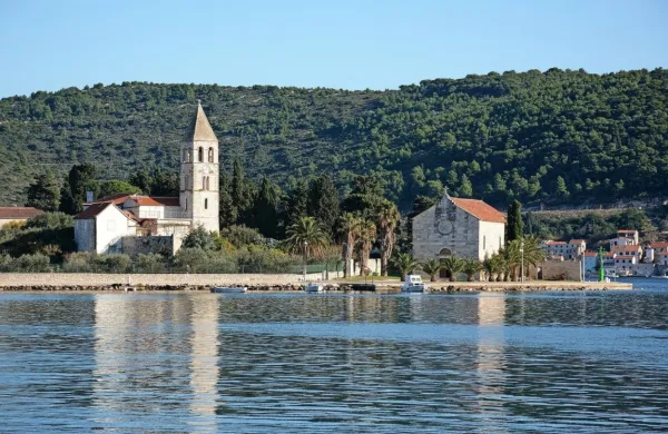 Hrvaška policija je priprla 58-letnega hrvaškega državljana zaradi 
suma kaznivega dejanja trgovine z ljudmi na otoku Vis. Foto vir: 
pixabay.com
