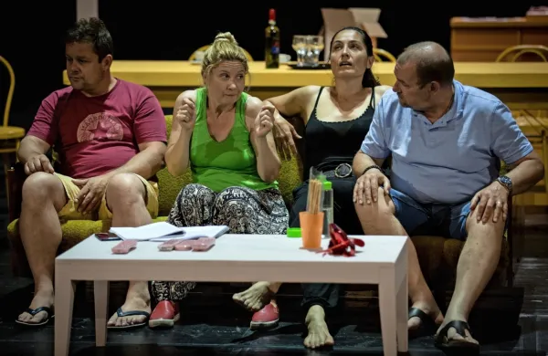 Prihaja praizvedba glasbene komedije Čudovita, o labilnem 
konceptu normalnosti in uspešnosti v sodobni družbi.