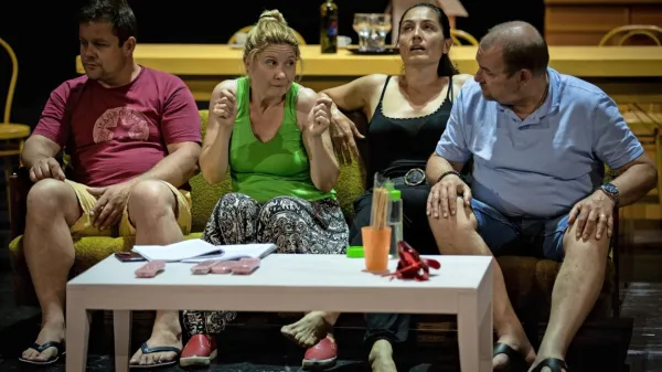 Prihaja praizvedba glasbene komedije Čudovita, o labilnem 
konceptu normalnosti in uspešnosti v sodobni družbi.