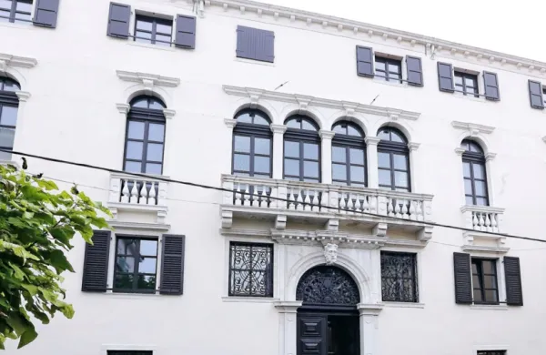 V muzejski galeriji Pokrajinskega muzeja Koper bodo danes odprli 
razstavo Dan prej, med vojno in mirom. 