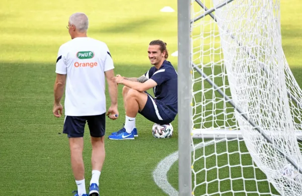 Antoine Griezmann (sedi na žogi) je za zdaj  edini francoski strelec 
na tem evropskem prvenstvu.