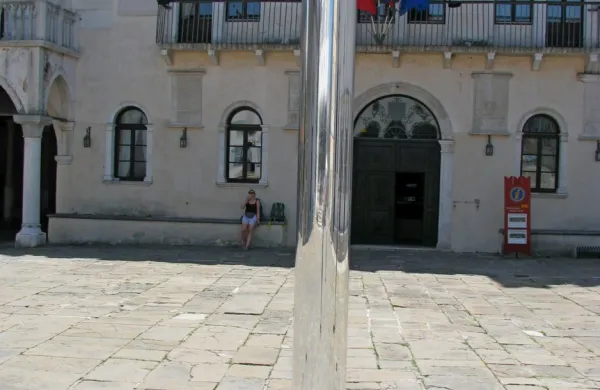 Na trgih kipi Majskega salona