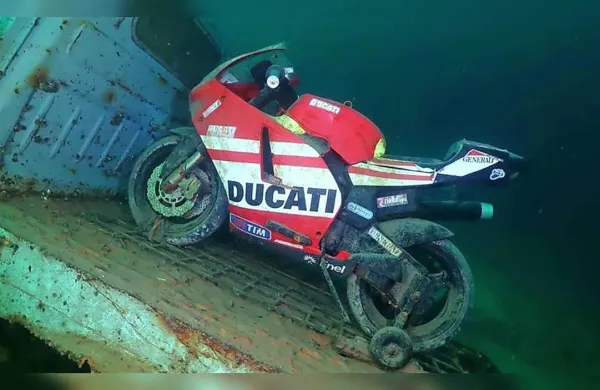 Razlog, zakaj sta se plastična Ducatija s Piaggiom znašla tam, ni 
znan, vendar pa sta le del obsežne zbirke predmetov v jezeru 
Como.