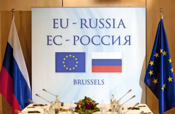 Nemška kanclerka Angela Merkel in francoski predsednik Emmanuel Macron naj bi se zavzemala za srečanje voditeljev 27 držav 
članic EU s Putinom.