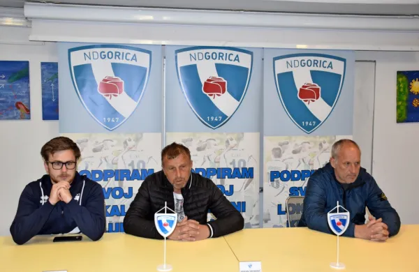 Trener Goričanov Miran Srebrnič in predsednik Hari Arčon, levo je 
tiskovni predstavnik kluba Rok Gregorič 