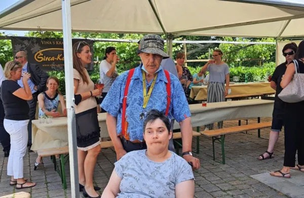 Tudi Nuška Pitterle in Stane Bratož se veselita selitve iz doma v 
hišo, kjer bodo stanovalci bolj zadihali.