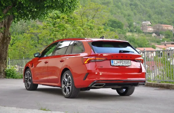 Ni odveč omeniti, da ima Octavia RS v novi generaciji še vedno na voljo tudi zmogljiv dizelski ali bencinski motor. 