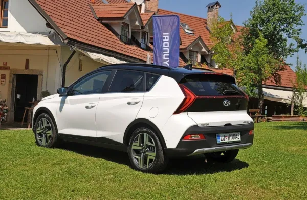 Hyundai je iz svoje turške tovarne k trgovcem v Slovenijo poslal 
nekaj prvih primerkov novega športnega terenca, zanj pa bi se 
lahko odločilo okrog 300 slovenskih kupcev.