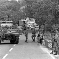 Ko v Ljubljani niso še niti praznovali, so  26. junija 1991, enote JLA že zasedle mejo z Italijo. Posnetek je iz  Krvavega Potoka.