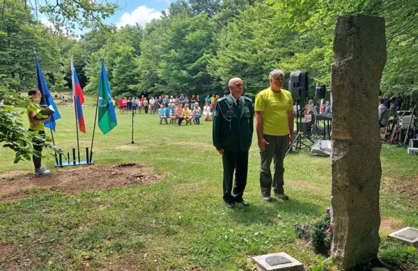 Planinsko društvo Podnanos, Območno združenje veteranov 
vojne za Slovenijo Ajdovščina-Vipava in Turistično društvo Podnanos so ob dnevu državnosti  s krajšo slovesnostjo  ob  obeležju 
pri Vojkovi koči na Nanosu spomnili na dogodke, ki so pred 30. leti 
zaznamovali življenje tudi v vaseh pod Nanosom.