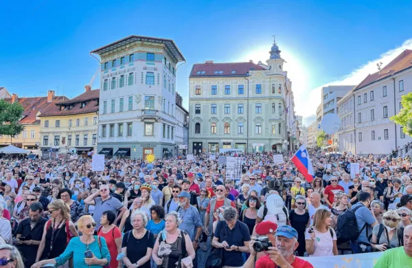 Ljubljanski Prešernov trg in okoliške ulice so napolnili petkovi 
protestniki in drugi obiskovalci alternativne proslave ob dnevu 
državnosti, ki so ga poimenovali Praznik ljudstva