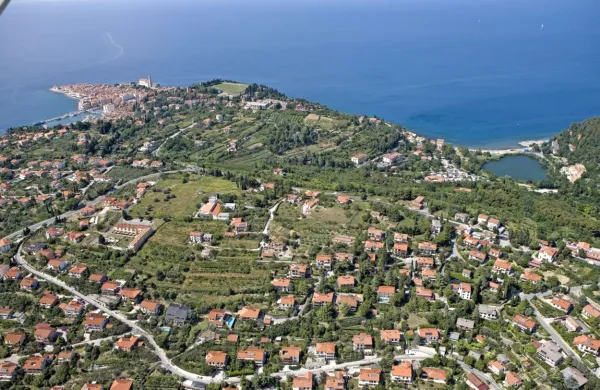 Da bi v čim večji meri preprečili zastoje na lokalnih cestah, v 
piranski občini nadaljujejo z ukrepi iz zadnjih dveh turističnih 
sezon, med katerimi je prepoved tranzitnega prometa. 