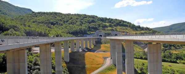 Gradnja najzahtevnejšega  dela vipavske hitre ceste prek Rebrnic   je 
trajala vse od leta 2002 do leta 2009.