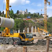 Gradbišče hitre ceste Koper-Izola, ko še niso zavrtali v predor 
Markovec. 