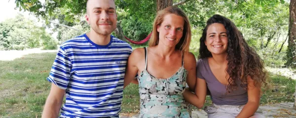 Hugo je prispel s Švedske, Carla s Sardinije, Petra Matos (v sredini) 
pa prostovoljce koordinira in zanje skrbi na najboljši možen 
način.  