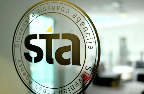 STA  že 177 dni opravlja javno službo brez zakonsko določenega 
plačila zanjo.