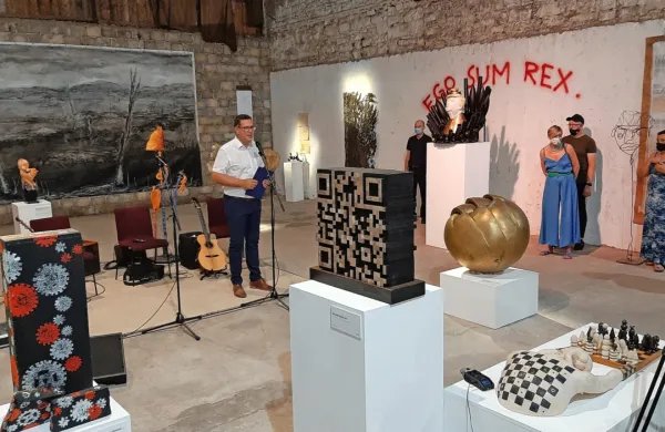 V Kopru na ogled risbe in kipi Majskega salona 2021