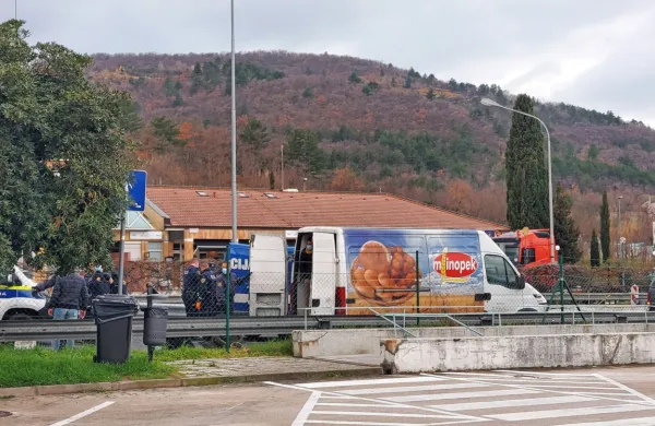 Na kombiju ljubljanske registracije je bil napis pekarskega podjetja, a v njem ni bilo vreč moke, kruha ali škatel s pecivom, 
temveč    31 ilegalnih prebežnikov. 