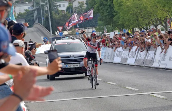 Lanski zmagovalec Toura Tadej Pogačar se je z  vročih istrskih cest 
preselil v svežo Bretanjo.