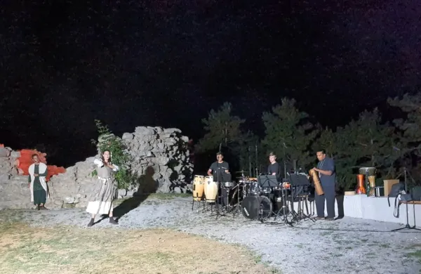 Prazgodovinski Sveti meč pravice &scaron;e v plesu in glasbi