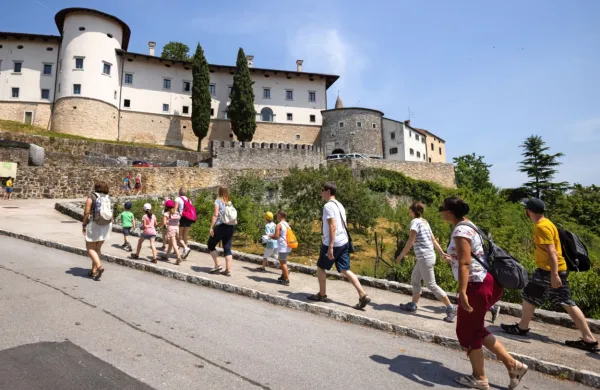 3,4 kilometra dolga doživljajska pot se začne na parkirišču ob 
pošti v Štanjelu.