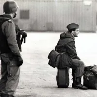 Zelo zgovoren posnetek fotoreporterja Srdjana Živulovića iz koprskega pristanišča, ki govori, da je  konec in da bo odšel še zadnji predstavnik nekdanje JLA 
z Slovenskega ozemlja.