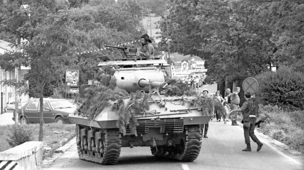 Tanki Jugoslovanske armade JA v Sežani na poti na mejni prehod 
Krvavi potok


