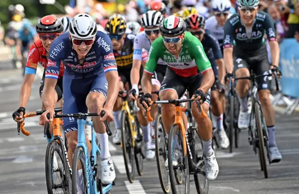  Na poti od Perros-Guireca do vrha na Mur-de-Bretagne je bilnizozemski kolesarski zvezdnik Mathieu van der Poel hitrejši od 
obeh favoriziranih Slovencev, Tadeja Pogačarja in Primoža Rogliča.