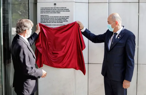 Premier Janez Janša se je danes udeležil slovesnosti ob 30. 
obletnici prvega zasedanja Svetovnega slovenskega kongresa, na 
kateri so odkrili spominsko ploščo.