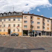 Mestni trg, urejen po načrtih arhitekta Borisa Podrecce, je praktično edina večja ravnina v Idriji. 
