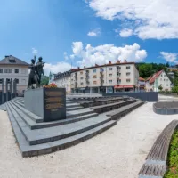 Mestno jedro - zmes stoletij - od prvega slovenskega gledališča (levo) do najnovejšega stanovanjskega bloka (desno). 