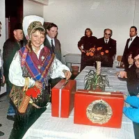 Mojca Babnik v narodni noši na plebiscitu. Ljubljana, Gostilna 
Kovač, 23. december 1990.