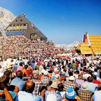 Množica med blagoslovom nove kapele na Kredarici. Avgust 1992.