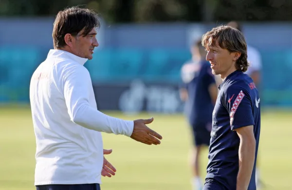 Hrvaški selektor Zlatko Dalić (levo) in Luka Modrić v hrvaški 
vadbeni bazi v Rovinju.  