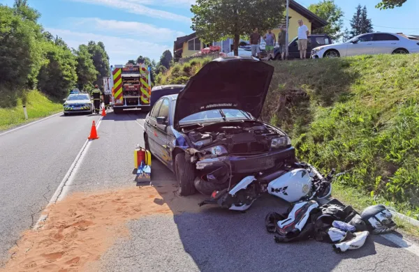 Voznik je z avtom trčil v motor in ga  potiskal pred  seboj. 