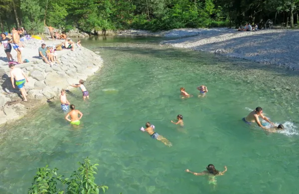 Te dni še ne urejeno kopališče Lajšt je polno obiskovalcev, ki se 
razburjajo predvsem nad za julij napovedano parkirnino v višini 
treh evrov na uro.