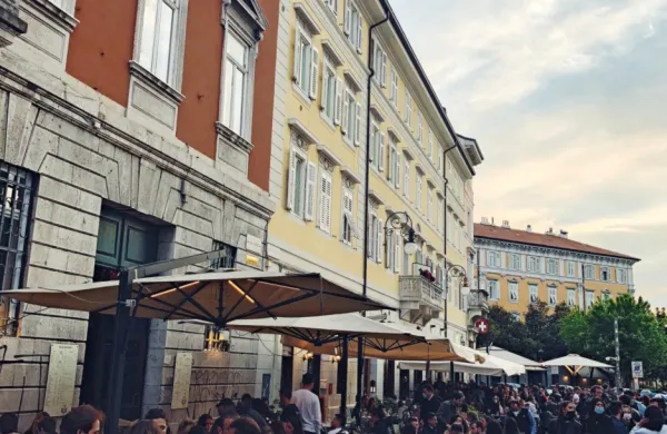 V tržaško ulico Torino se je življenje vrnilo že pred današnjo 
odpravo zaščitnih mask na prostem. 