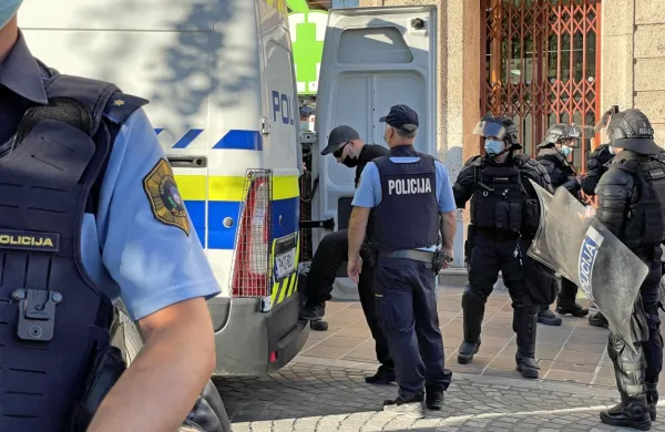 Generalni direktor policije Anton Olaj je v zvezi s policijskim 
varovanjem petkovega neprijavljenega shoda na Prešernovem 
trgu v Ljubljani v nedeljo odredil nadzor nad delom Policijske 
uprave (PU) Ljubljana.
