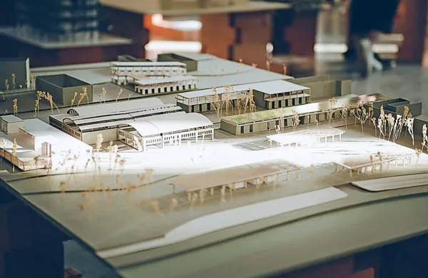 Študentje arhitekture so prihodnje načrtovanje  prostora v Ajdovščini postavili v  povezavo med industrijo, naravo in družbo.
