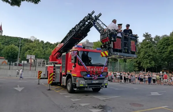 



Matej Ličan in Rado Fabec sta z županom Emilom Rojcem 
nazdravila v košari nove avto lestve.