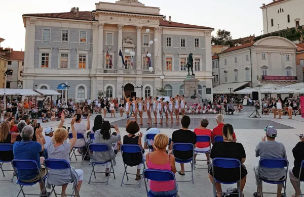Prepusti se ritmu plesa na Tartinijevem trgu