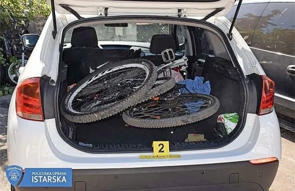 V prtljažniku najetega BMW-ja so odkrili ukradeni kolesi.